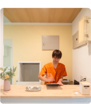 明るい陽射しが差し込む受付カウンター