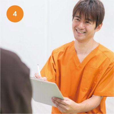 検査結果をもとに、患者に身体の状態を説明しているスタッフの笑顔。