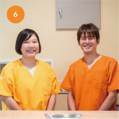 施術後の説明とアドバイスを行うスタッフ2名の笑顔。日常ケアのポイントを共有。