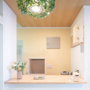 ウッド調のカウンターが特徴的な受付エリア。