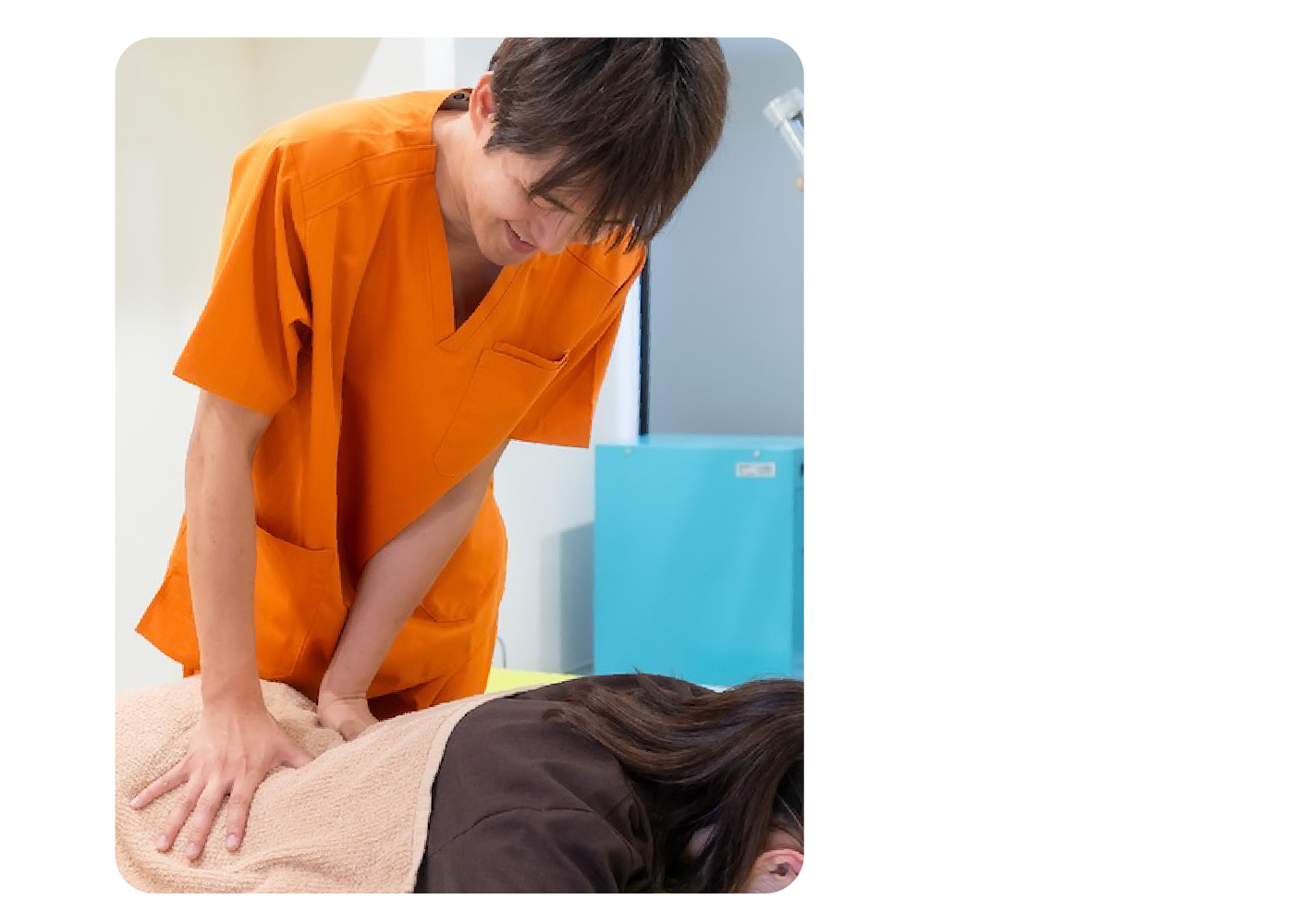患者の腰を優しく施術している様子。国家資格者が丁寧に対応。